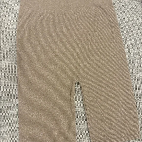 H&M MAMA MATERNITY BIKER SHORTS - Picture 2 of 4